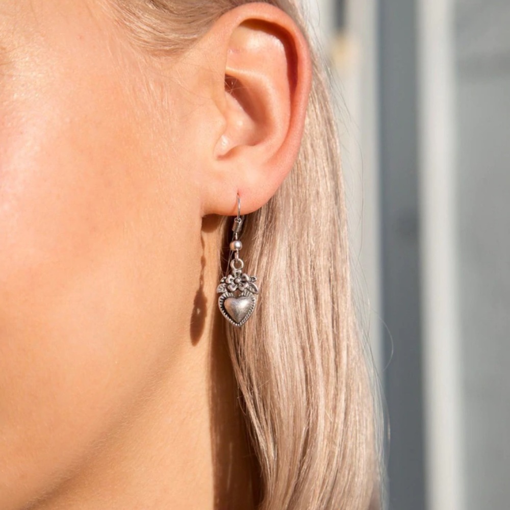 Brandy Melville Flower Heart Charm Earrings in Silver🤍